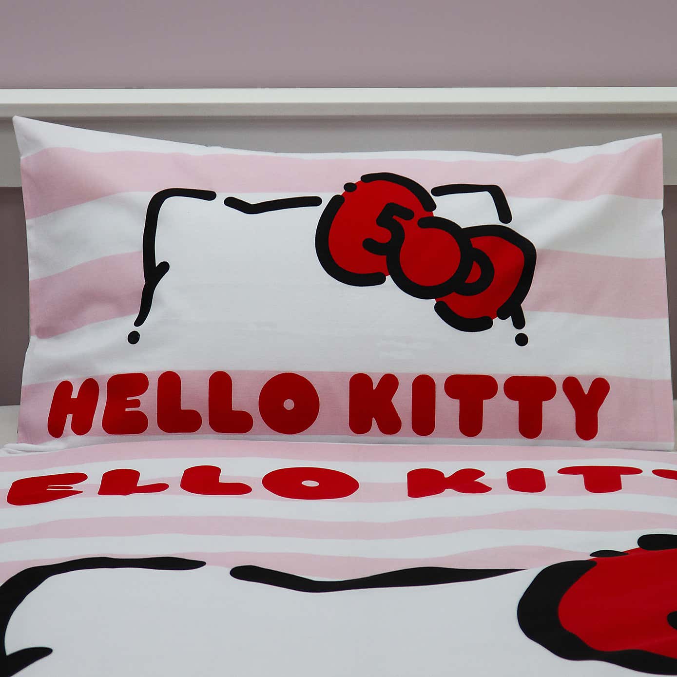 Hello Kitty Heartheld Fleece Blanket