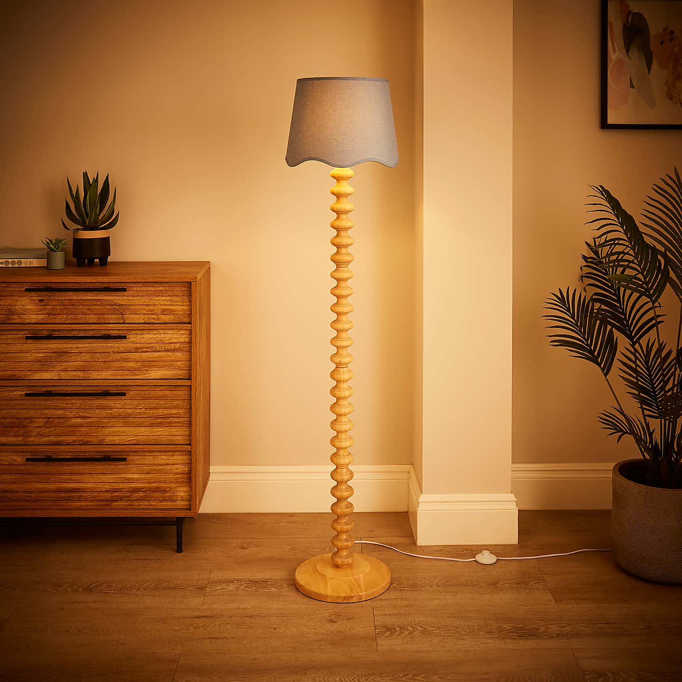 Scalloped Edge Linen Lamp Shade