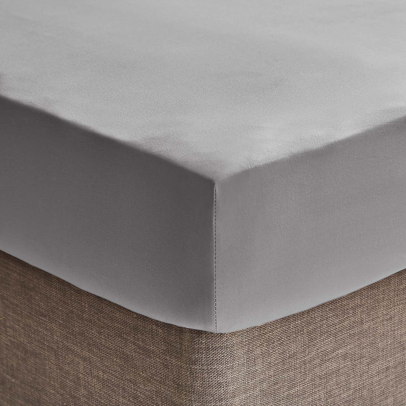 Super Soft Plain White 28cm Fitted Sheet