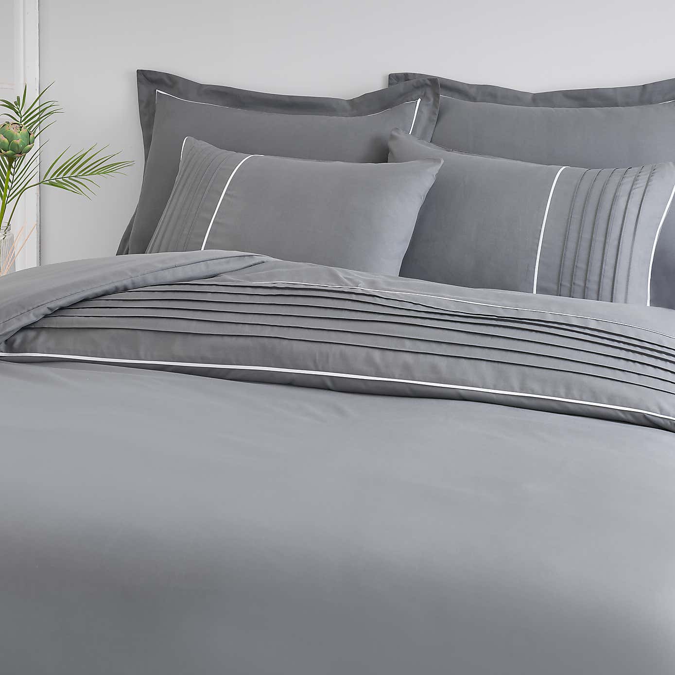 Ryleigh White Duvet Cover and Pillowcase Set