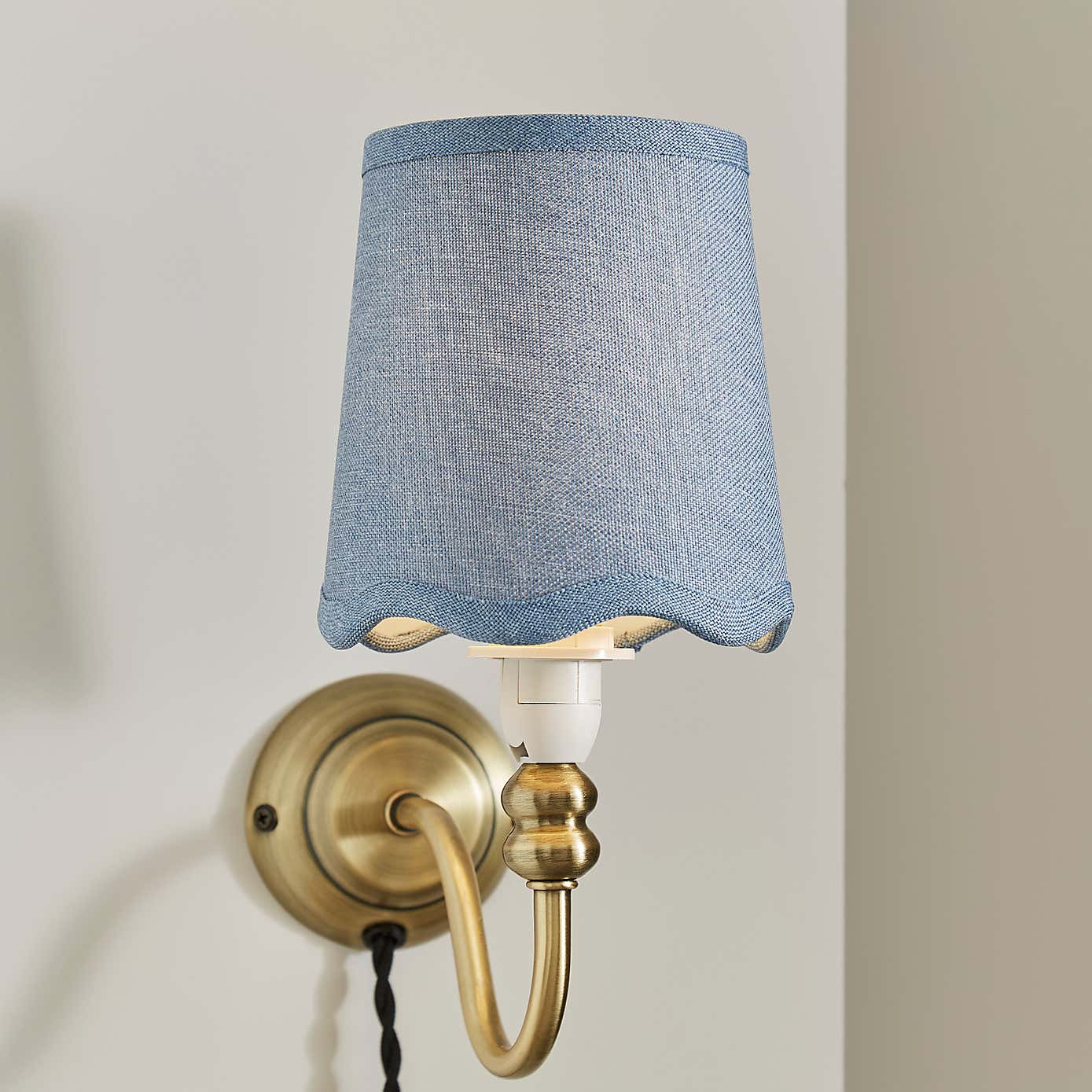 Scalloped Edge Linen Lamp Shade