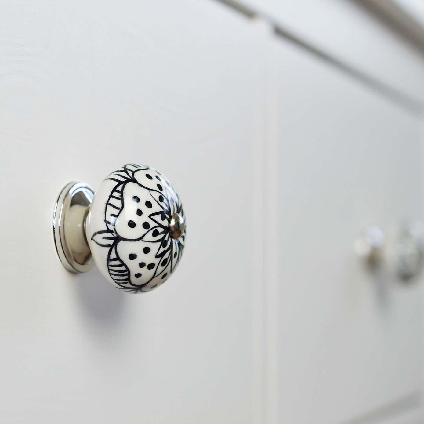 Set of 6 Nicola Spring White Rose Round Drawer Knobs