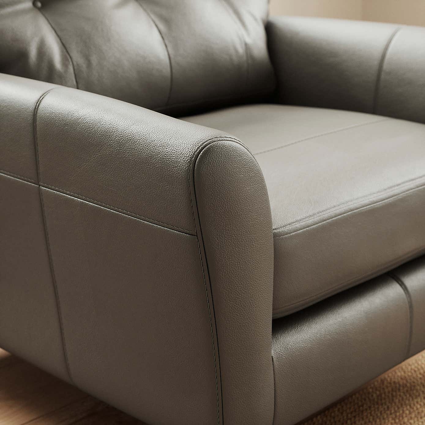 Sven Classic Leather Snuggle Chair