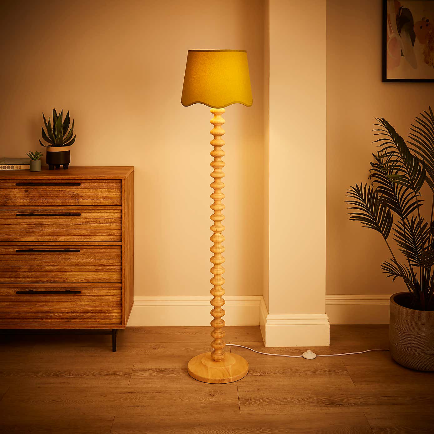 Scalloped Edge Linen Lamp Shade