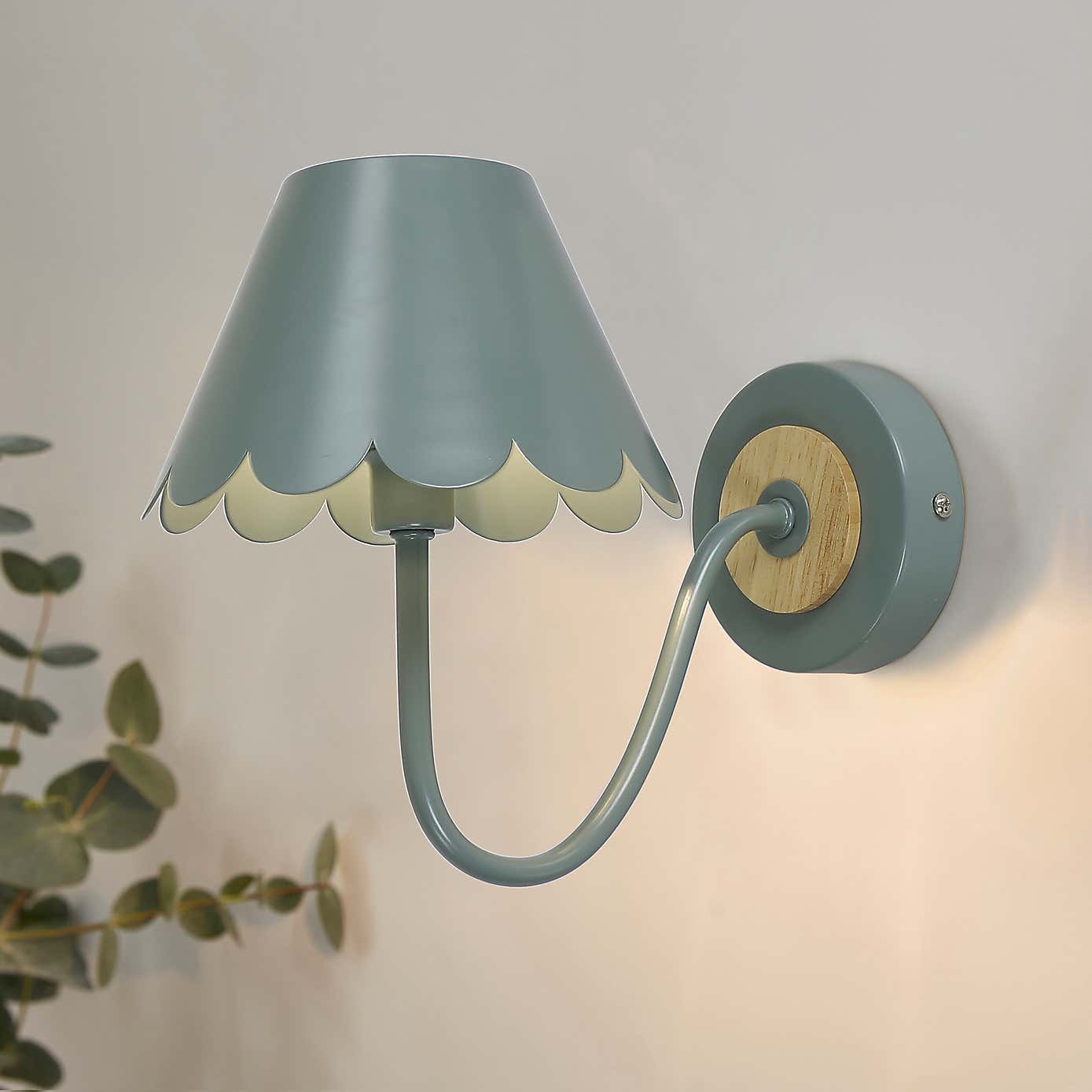 Remi Scalloped Wall Light