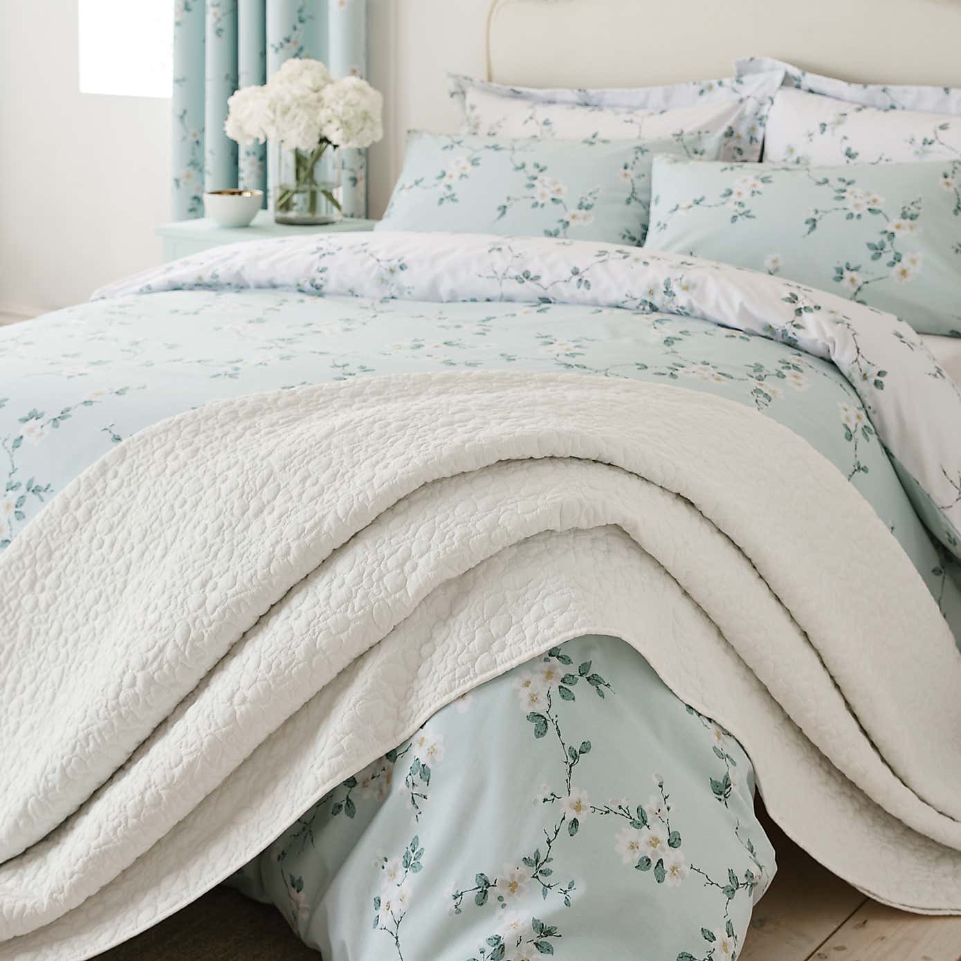 Bloom White Bedspread