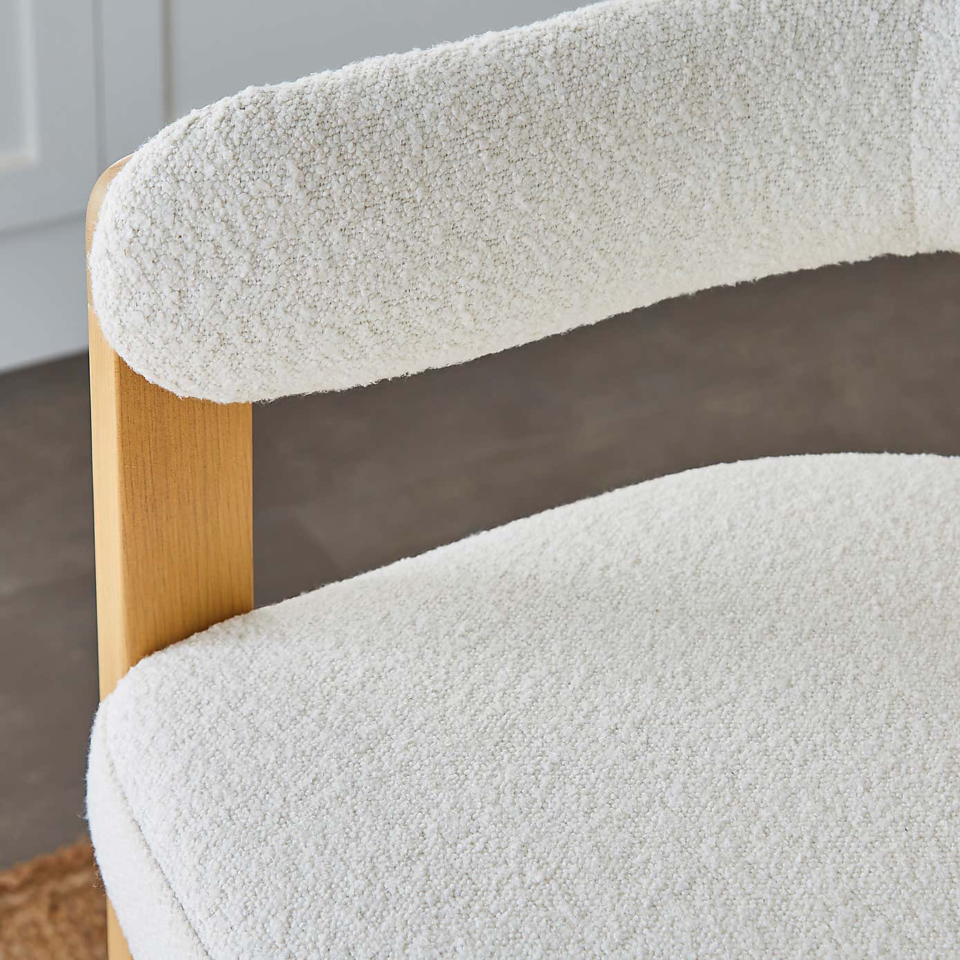 Lovato Barstool, Boucle