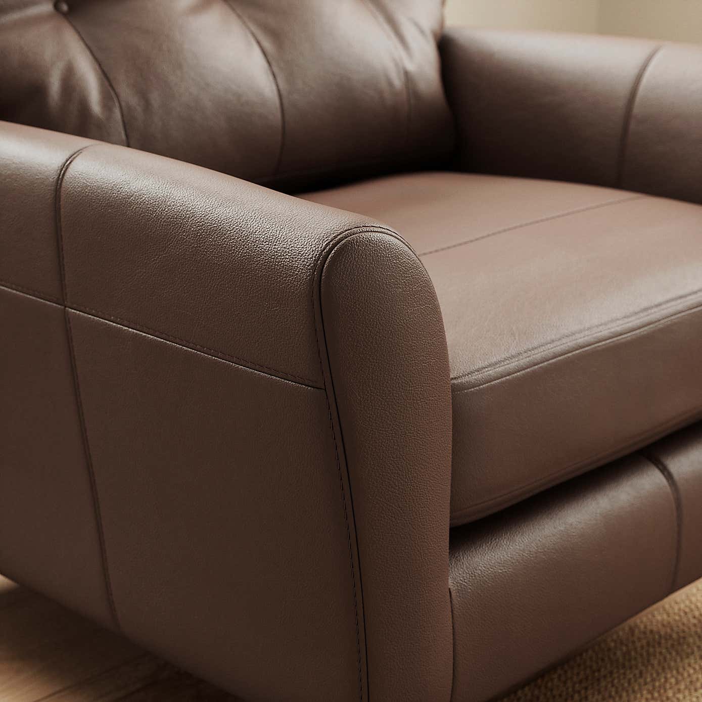 Sven Classic Leather Snuggle Chair