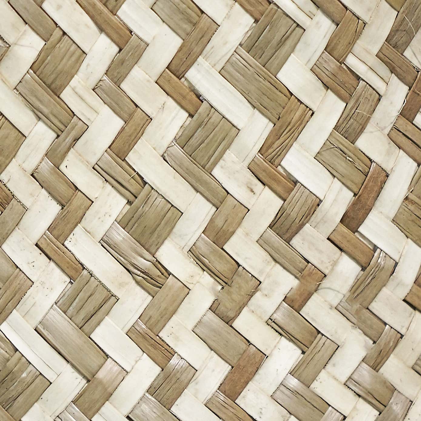 Medium Seagrass Chevron White Lined Basket
