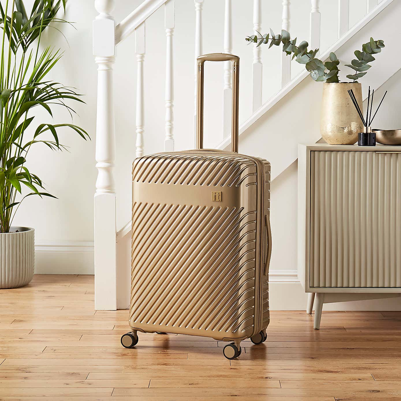 IT Luggage Slipstream Hard Shell Suitcase