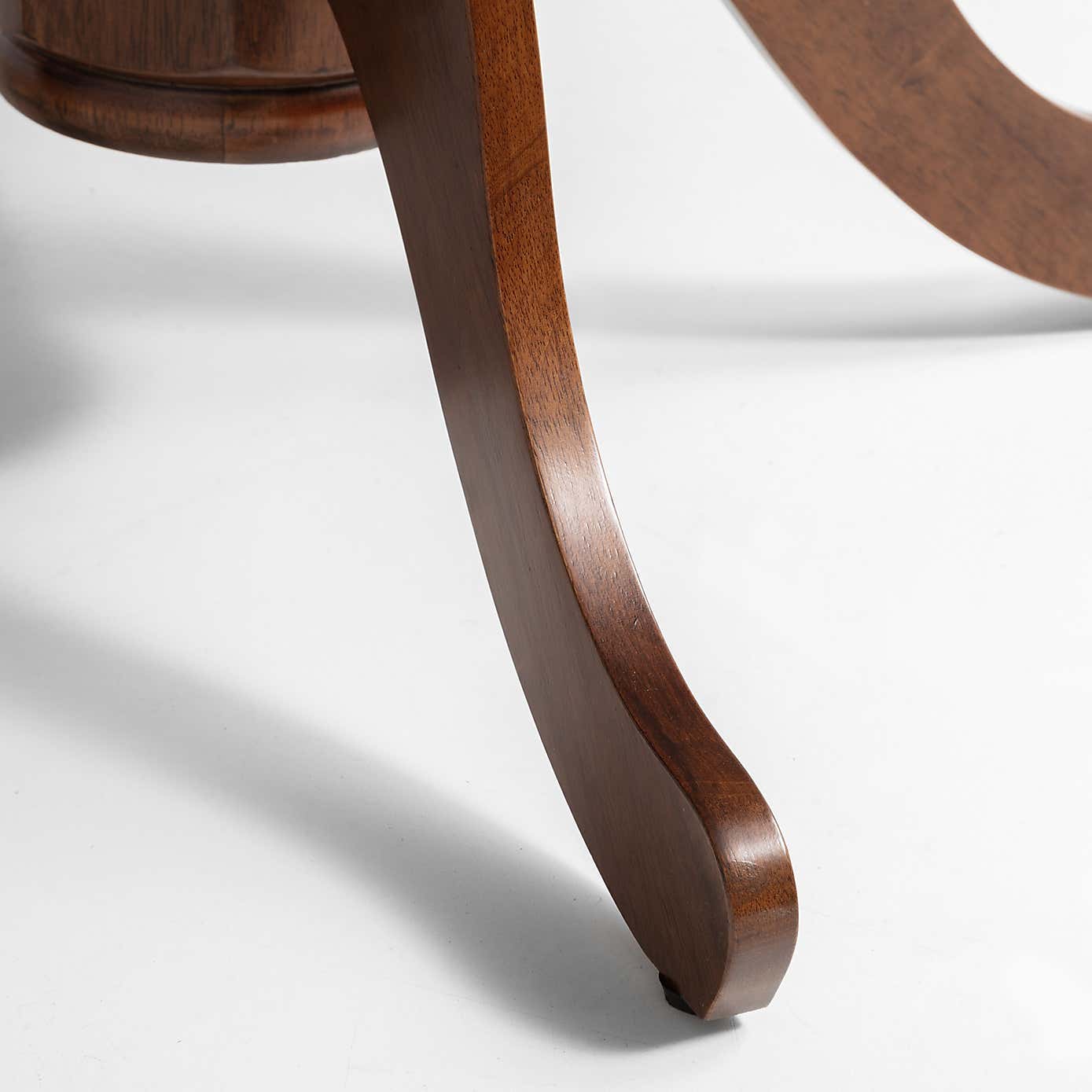 Canterbury Round To Oval Dining Table