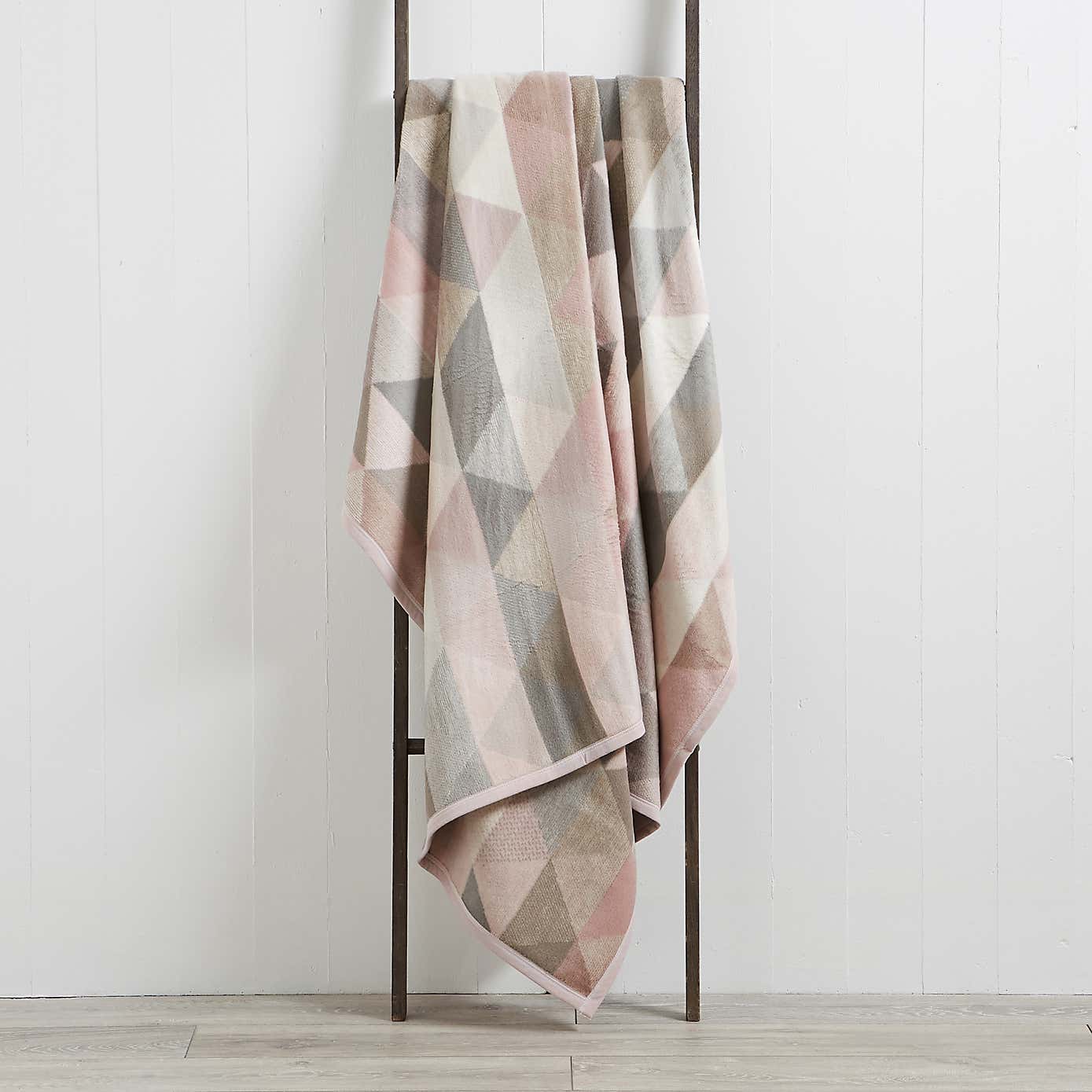 Thermosoft Pink Geo 150cm x 200cm Blanket