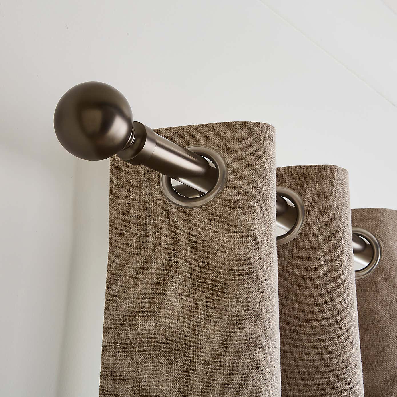 Ashton Metal Extendable Eyelet Curtain Pole