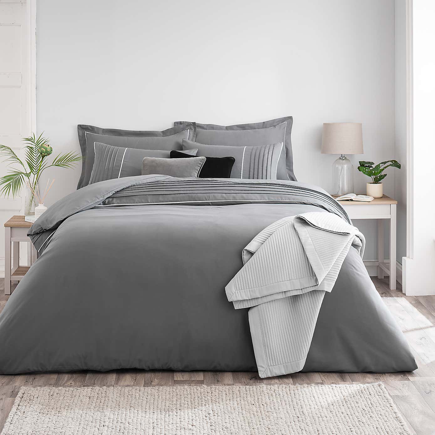 Ryleigh White Duvet Cover and Pillowcase Set
