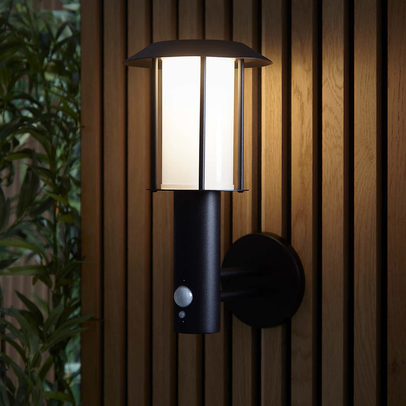 Vogue Tarka Outdoor Solar PIR Wall Light
