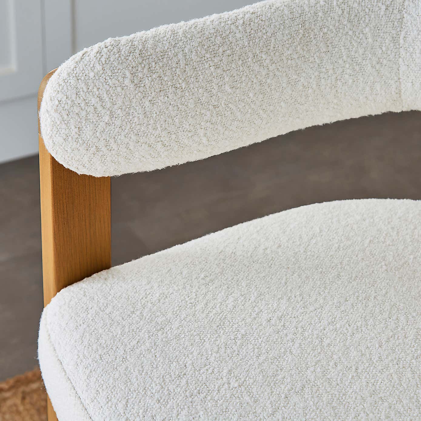 Lovato Barstool, Boucle