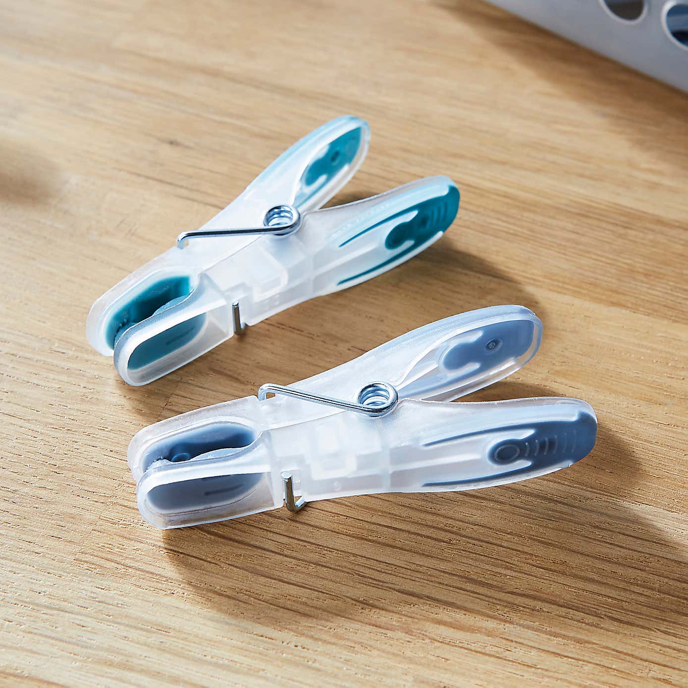 Pack of 50 Soft Grip Plastic Pegs in Basket