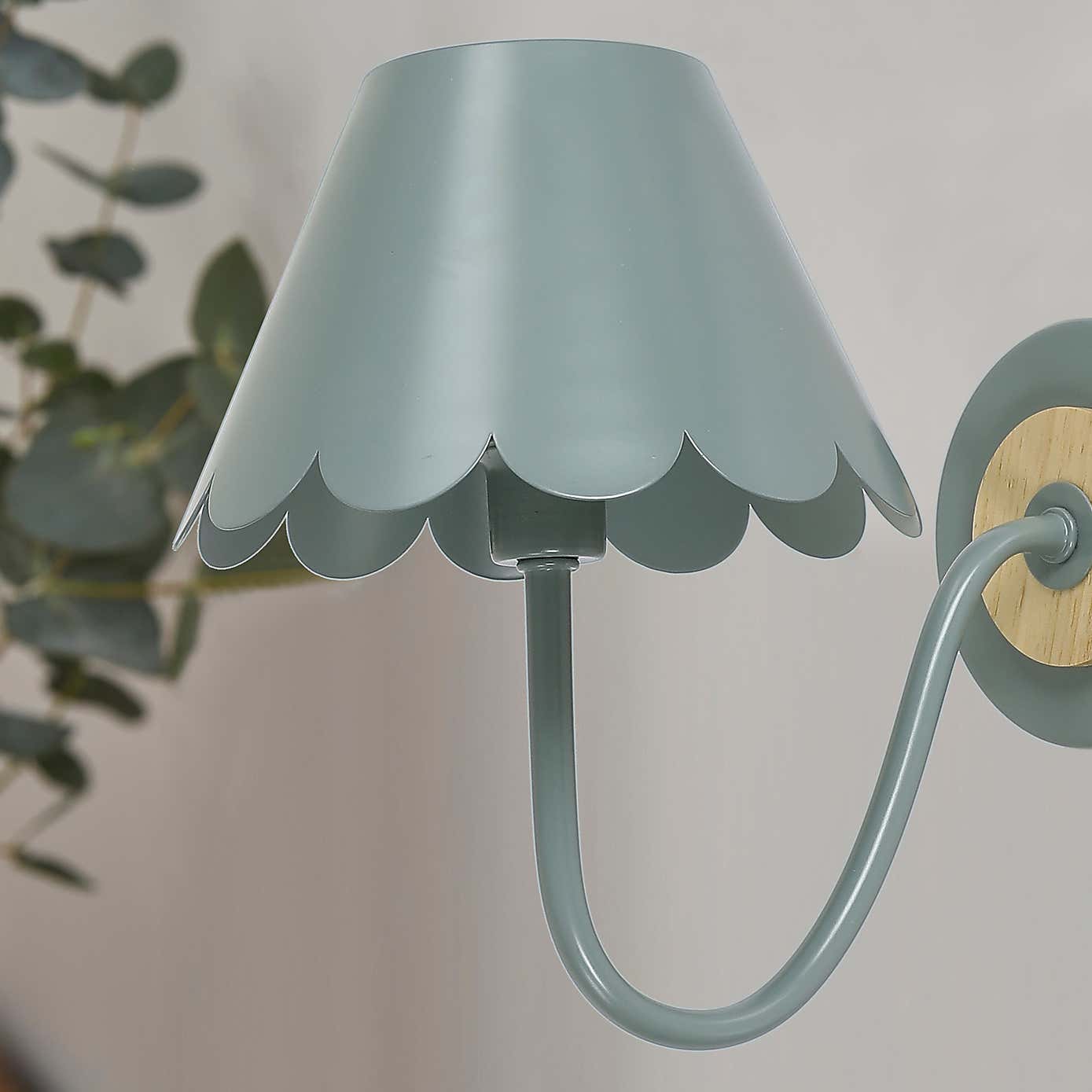 Remi Scalloped Wall Light