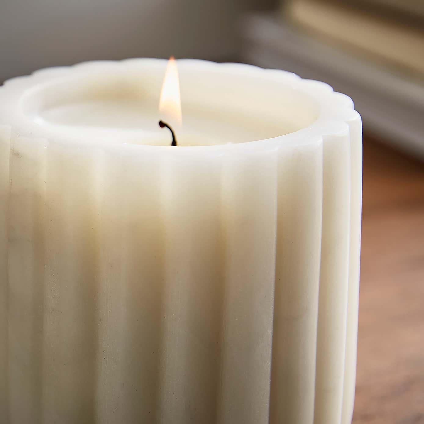 Silk Floral Ribbed Marble Candle