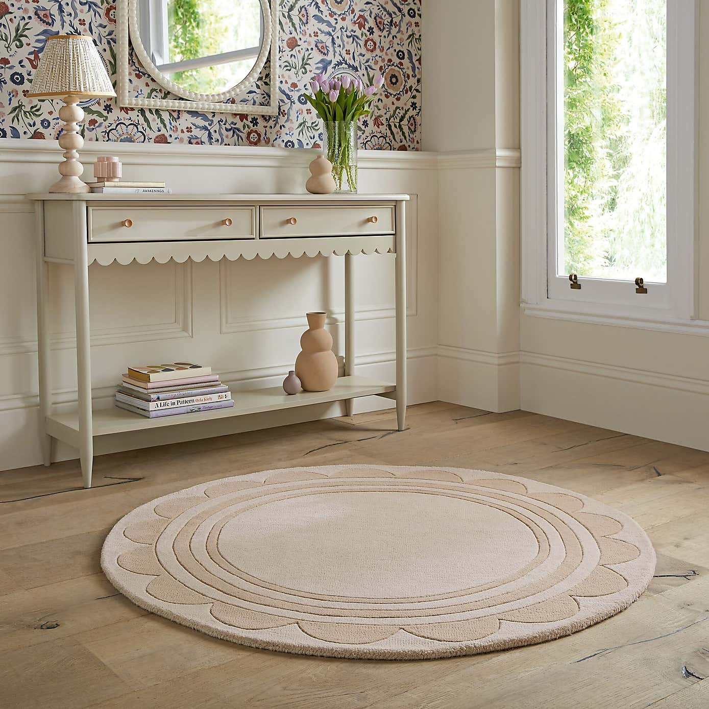 Lois Scallop Border Wool Circle Rug