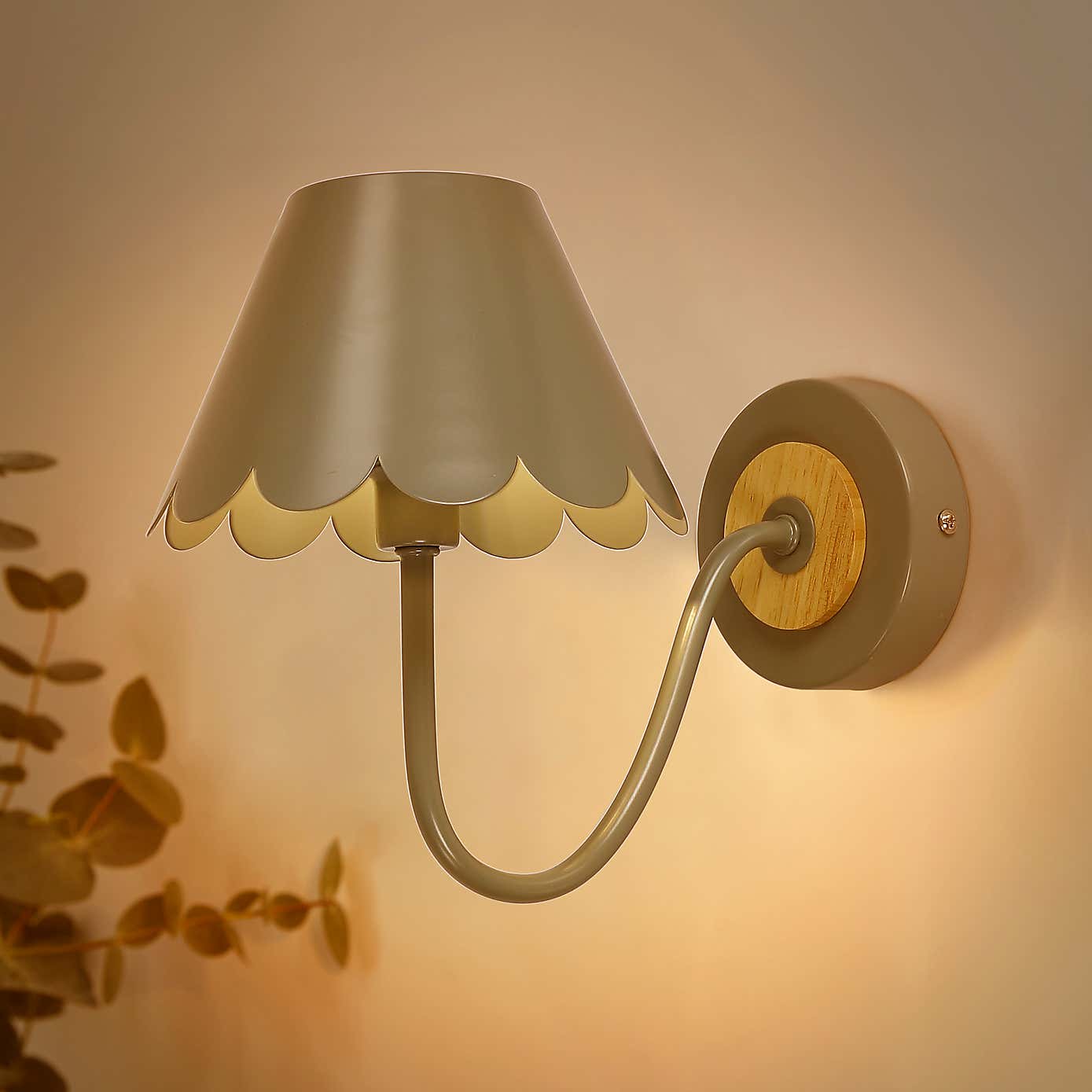 Remi Scalloped Wall Light