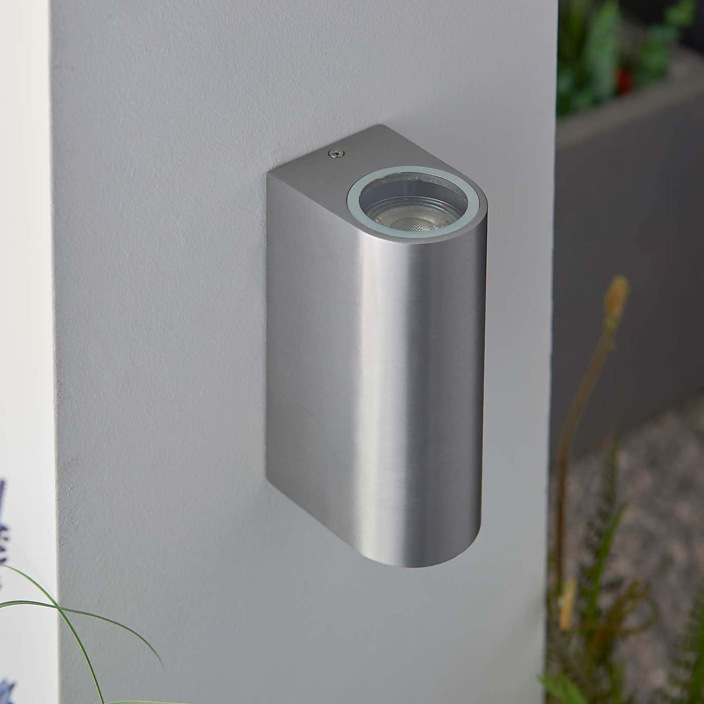 Vogue Lighting Santiago Outdoor Wall Light