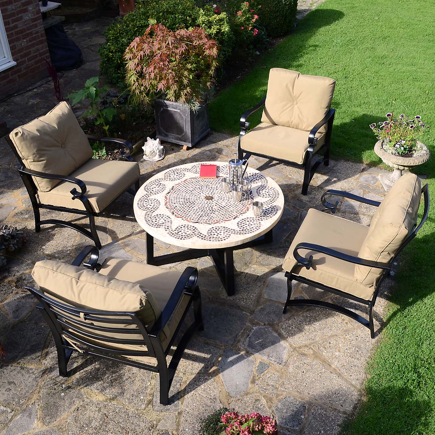 Byron Manor Arlington Round Coffee Table with 4 Westfield Lounge Chairs