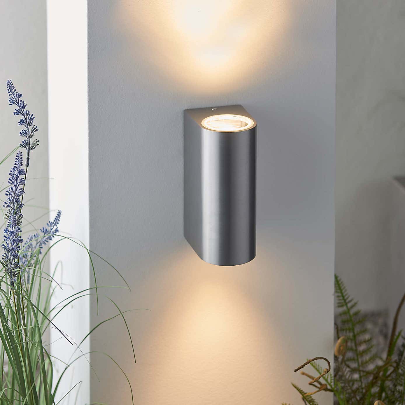 Vogue Lighting Santiago Outdoor Wall Light