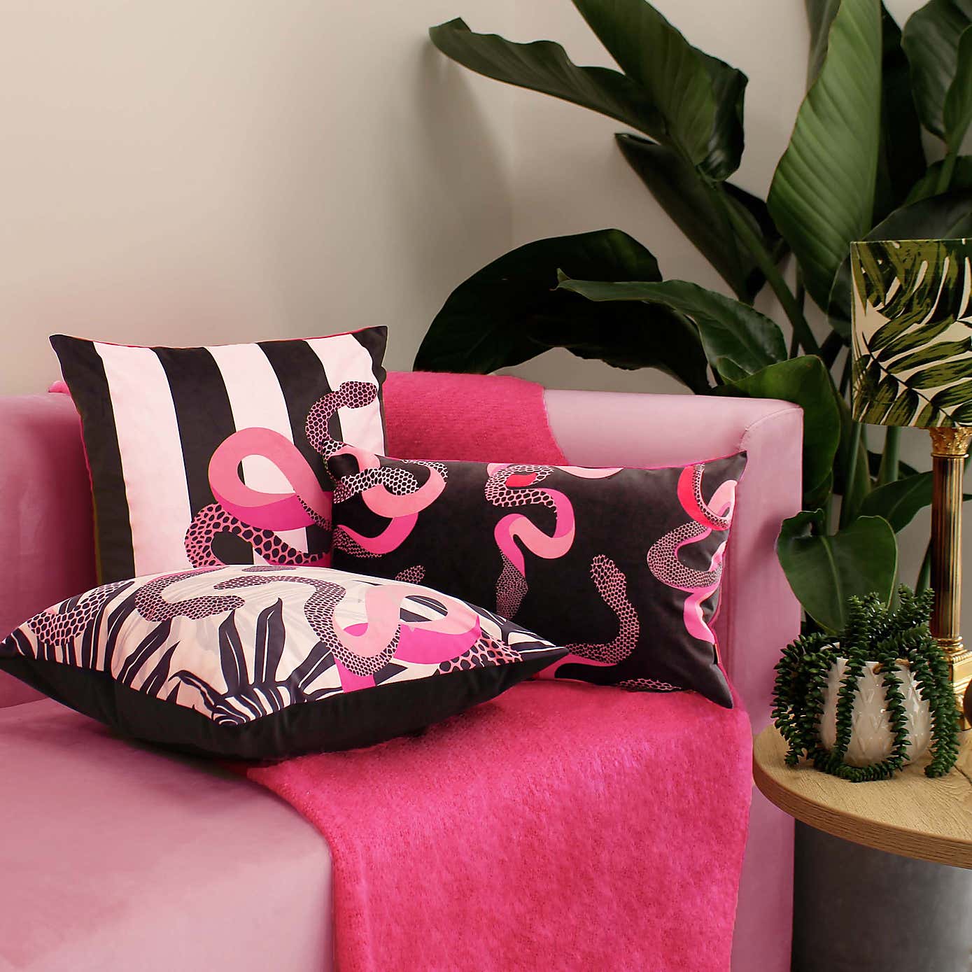 furn. Serpentine Black Square Velvet Cushion