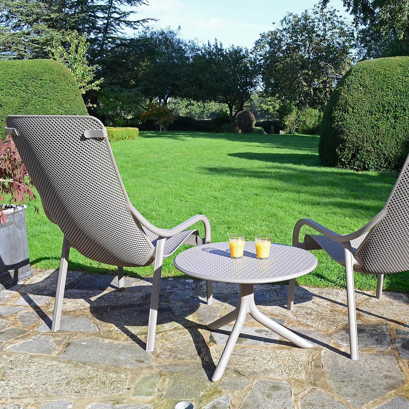 Nardi Step Low Round Table with 2 Net Lounge Chairs