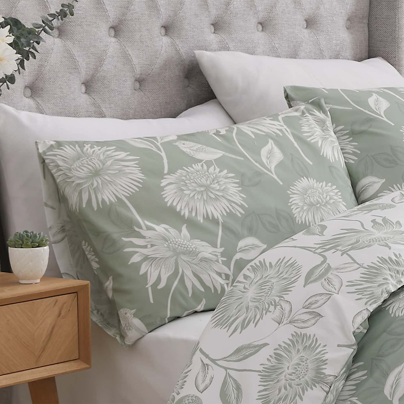 Dreams and Drapes Chrysanthemum Reversible Duvet Cover and Pillowcase Set