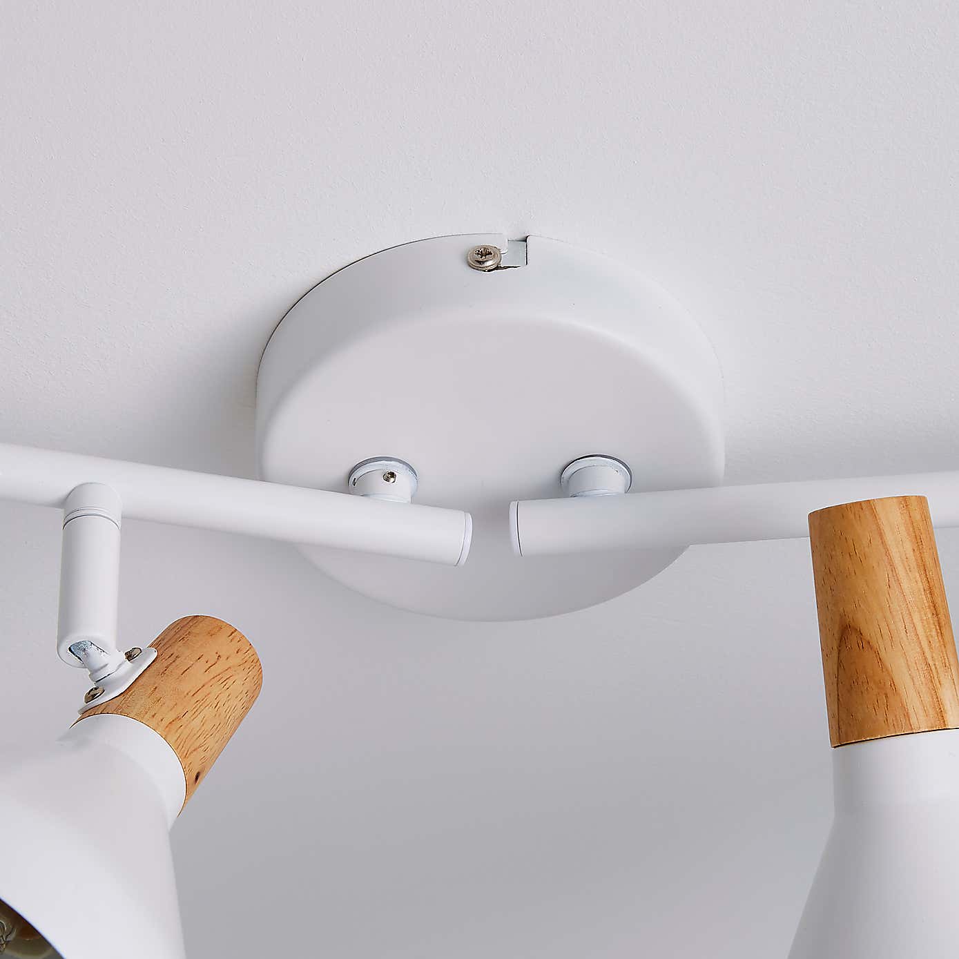 Wolston 4 Light Spotlight Bar