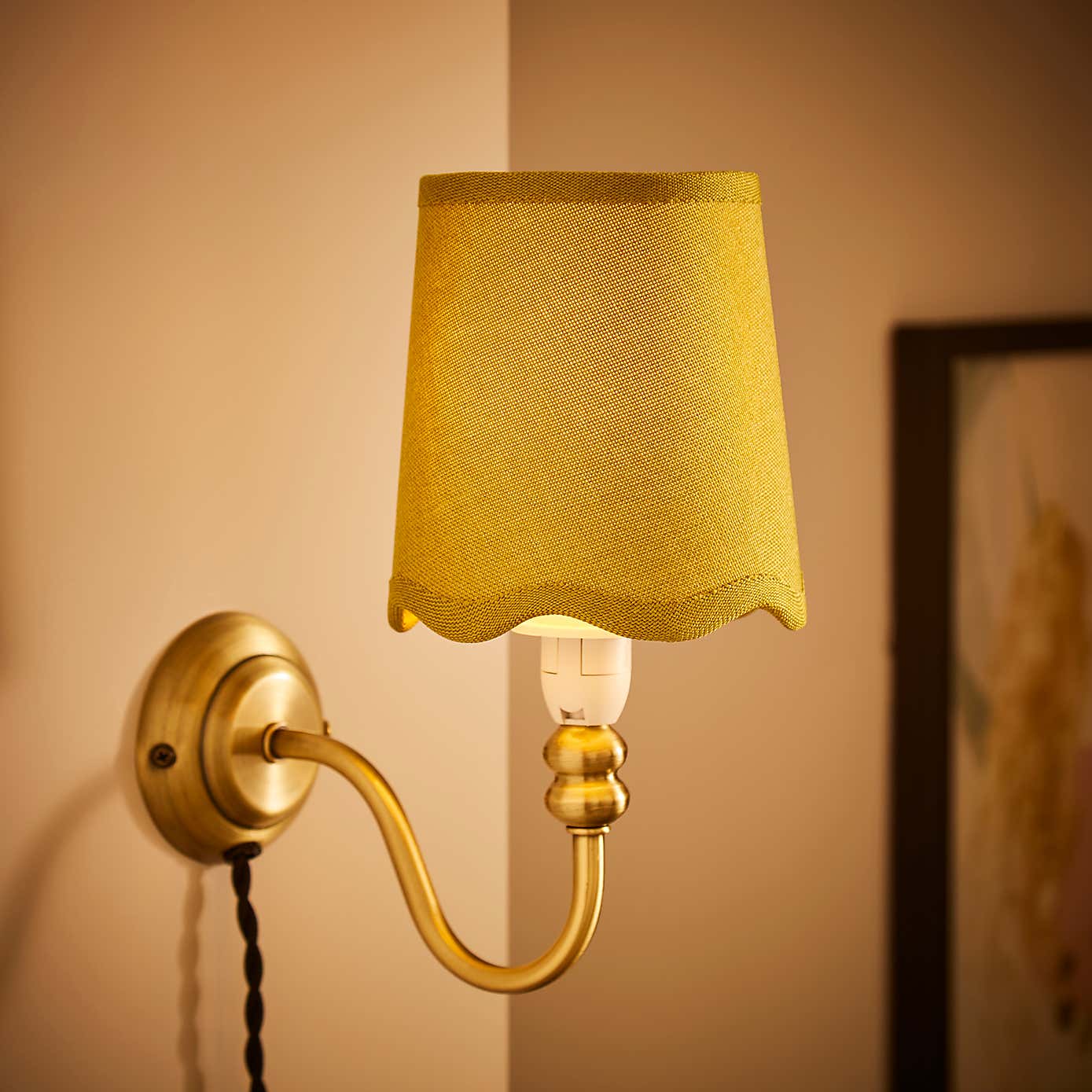 Scalloped Edge Linen Lamp Shade
