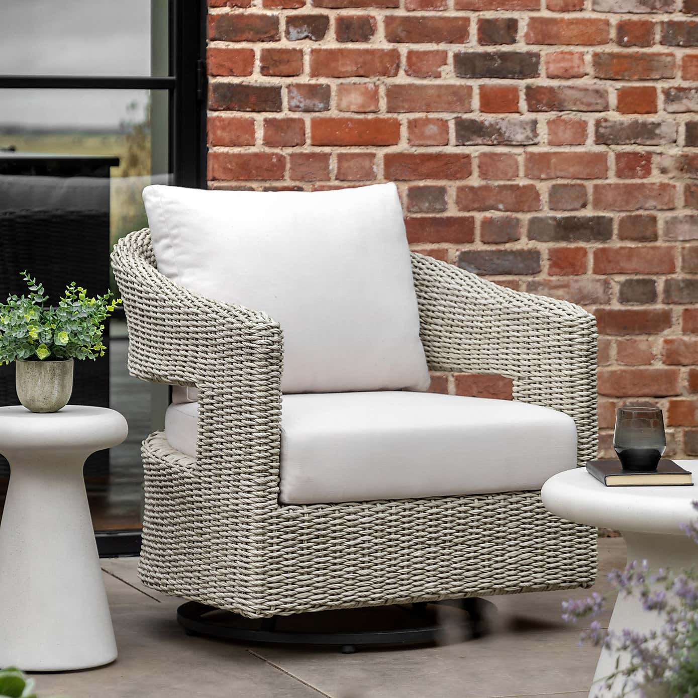 Cedar & Sage Forio Outdoor Swivel Chair