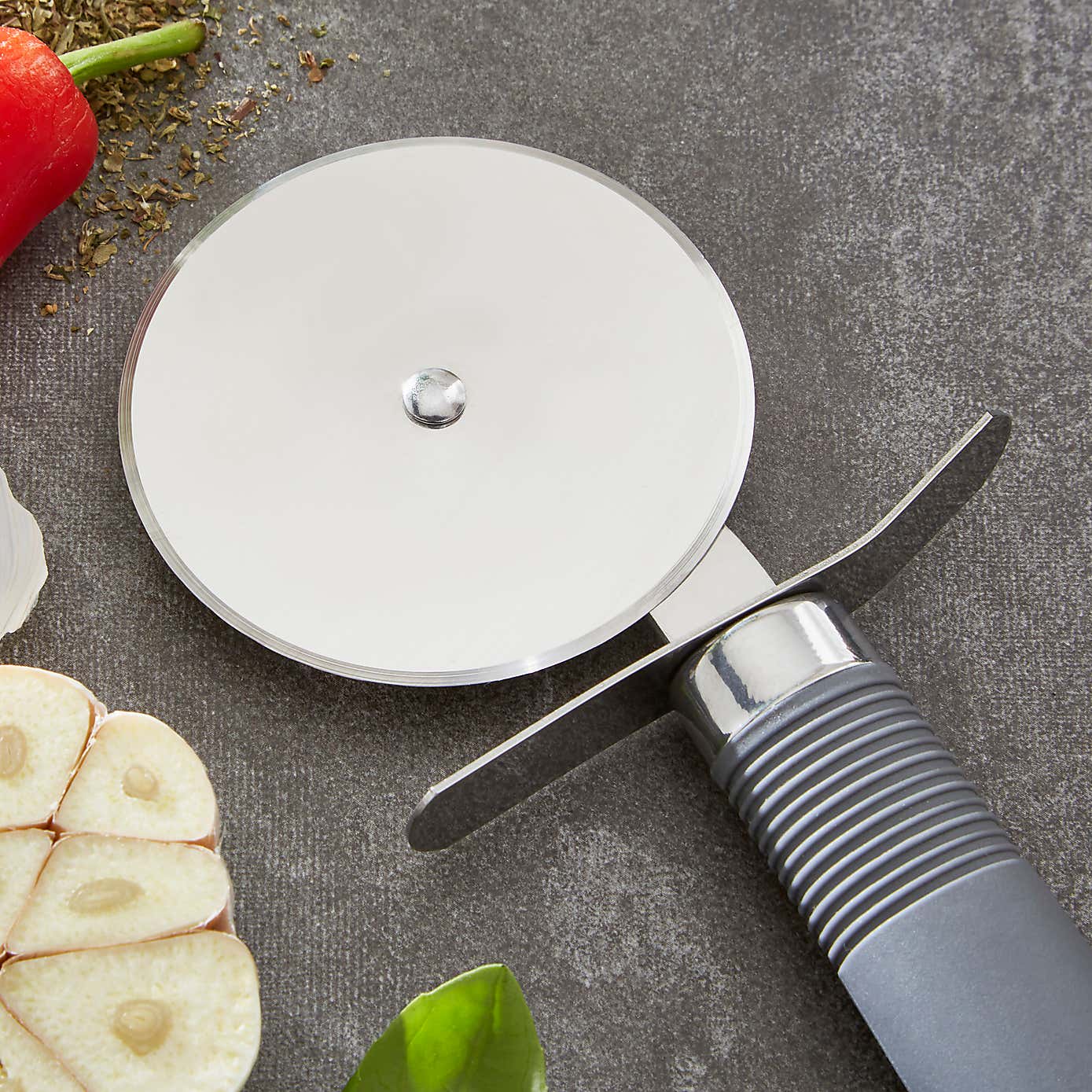 Pizza Wheel with Soft Grip Handle