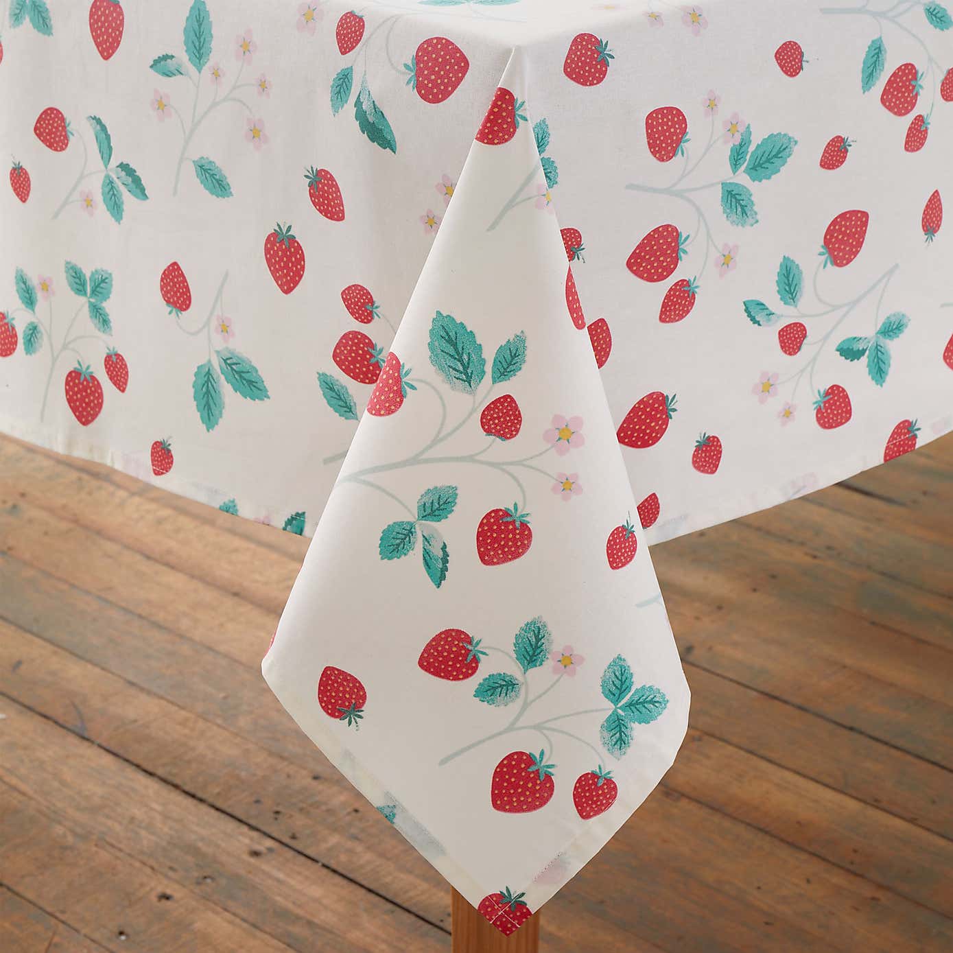 Catherine Lansfield Strawberry Garden Tablecloth