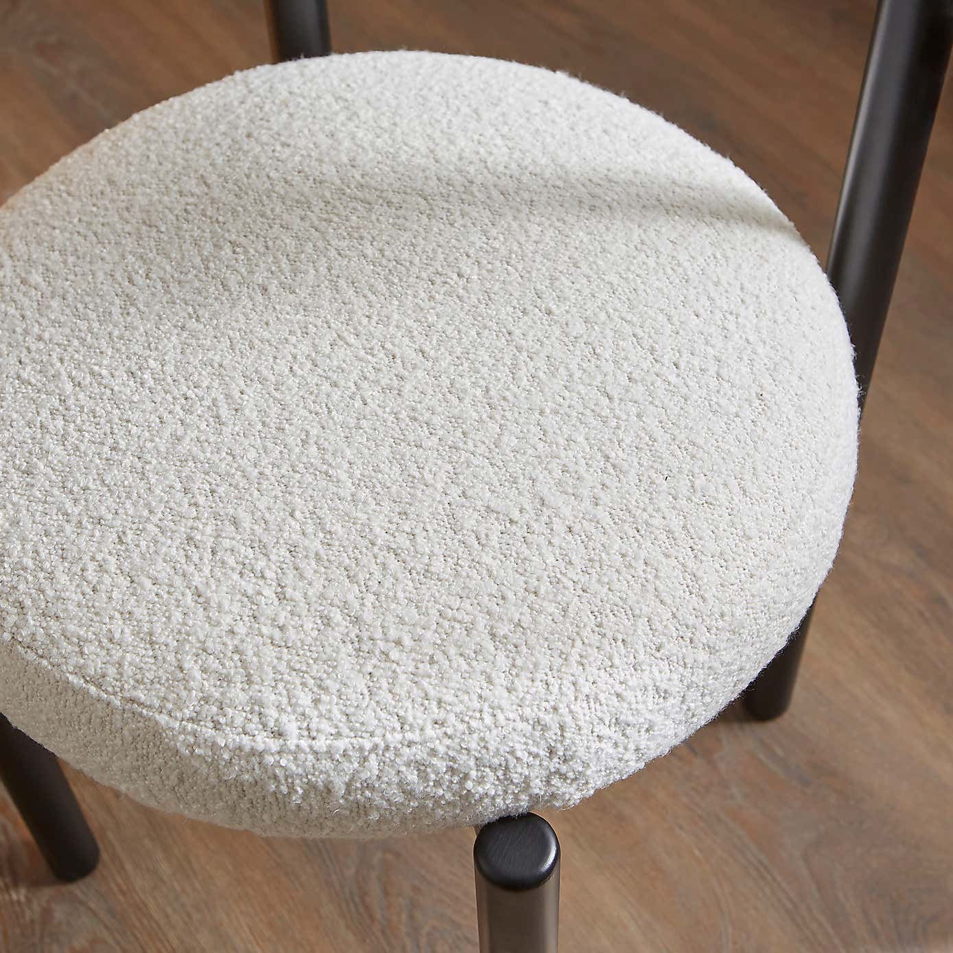 Amari Round Dining Table with 4 Violeta Ivory Boucle Dining Chairs