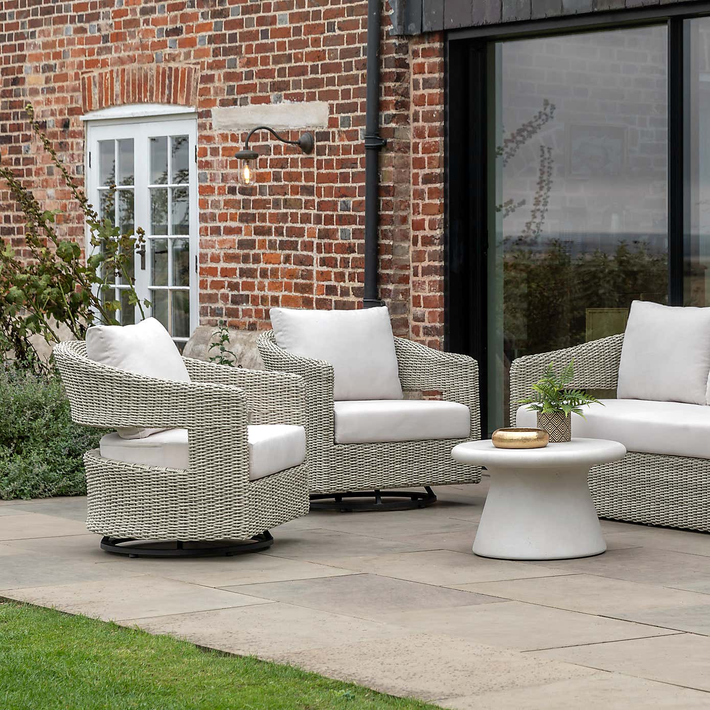 Cedar & Sage Forio Outdoor Swivel Chair