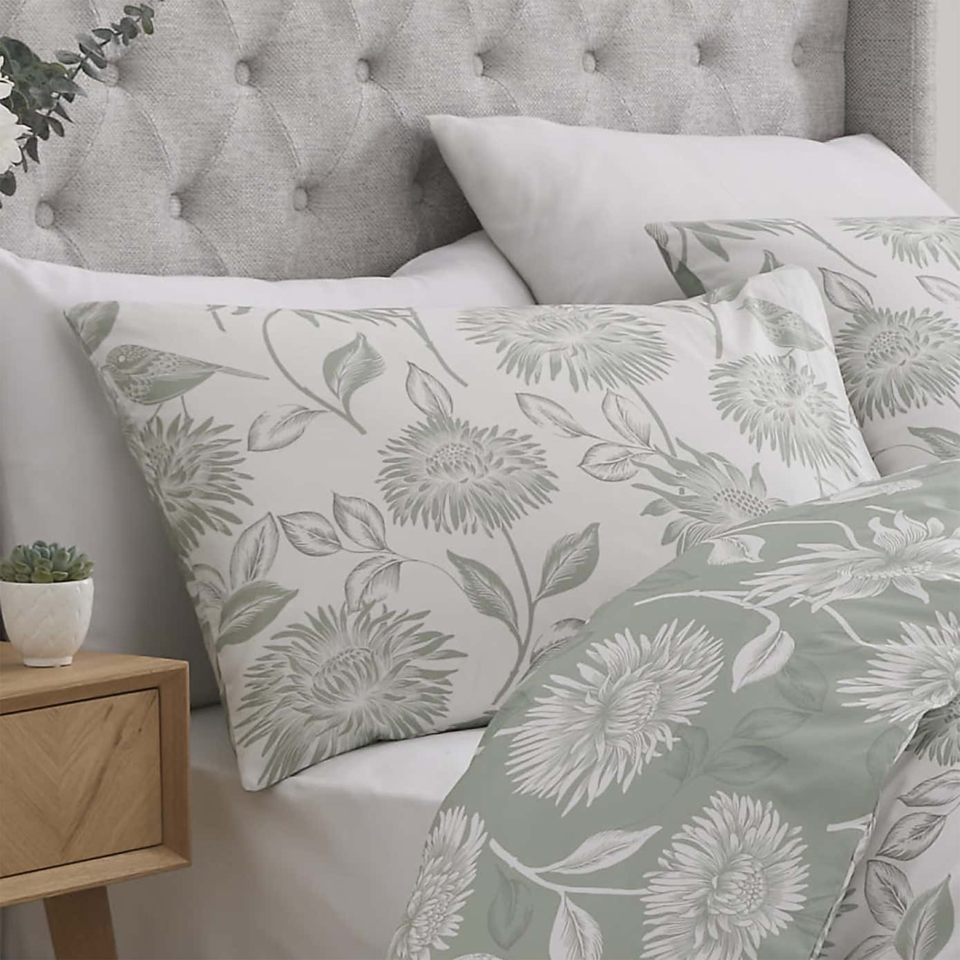 Dreams and Drapes Chrysanthemum Reversible Duvet Cover and Pillowcase Set