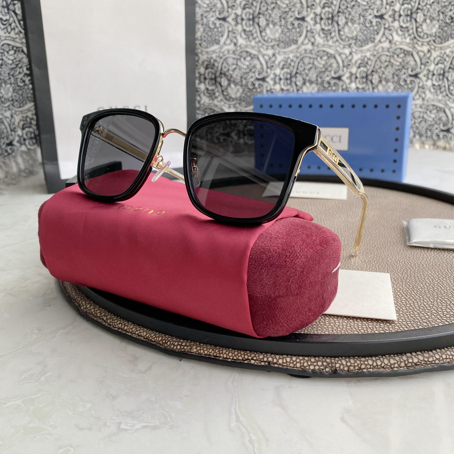 Gucci Eyewear square tinted sunglasses