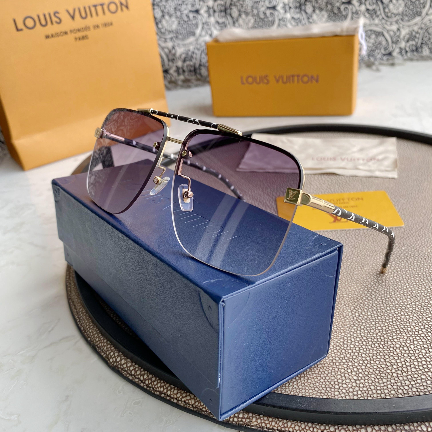 LV GOLD AVIATOR SUNGLASSES
