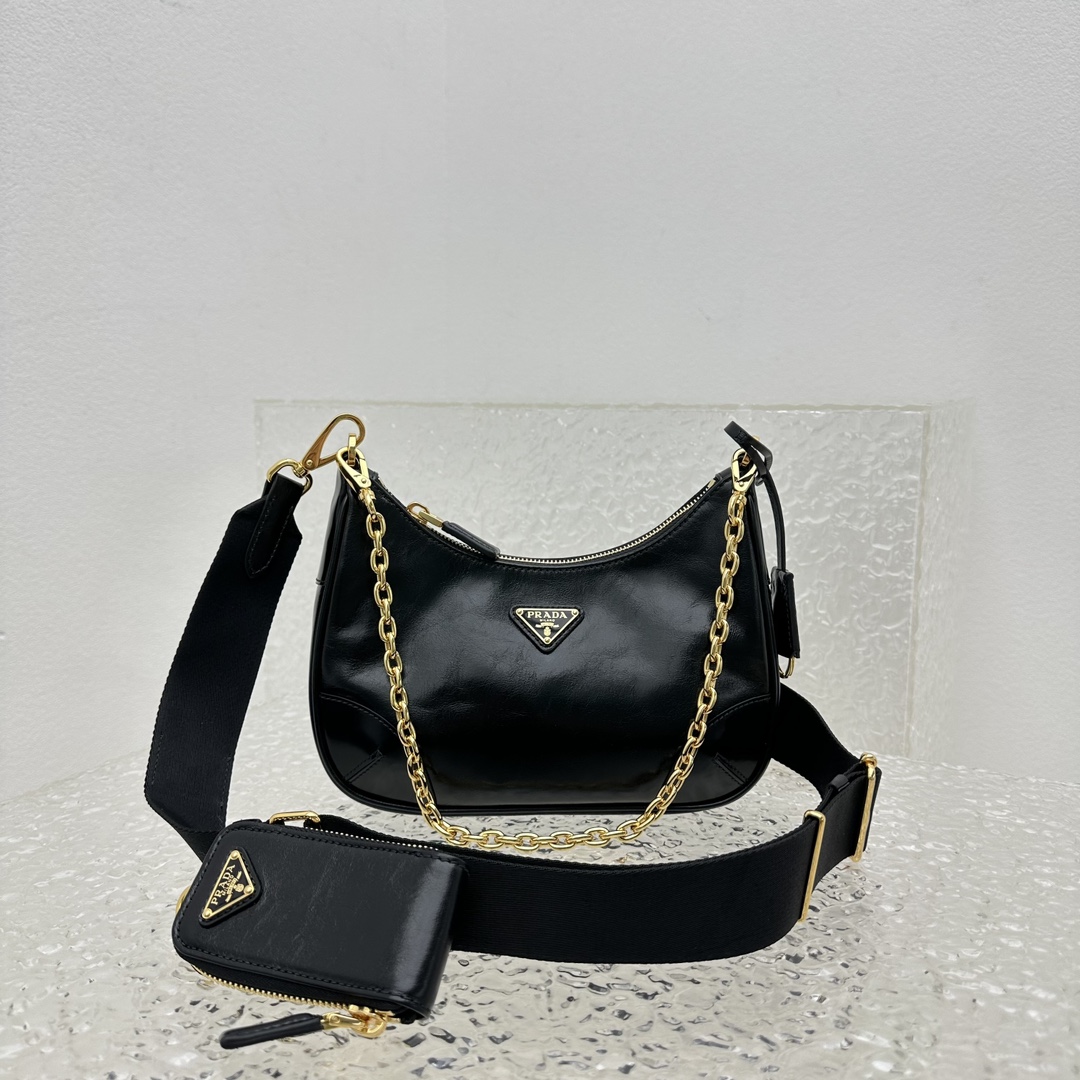 Re-Edition Leather bag