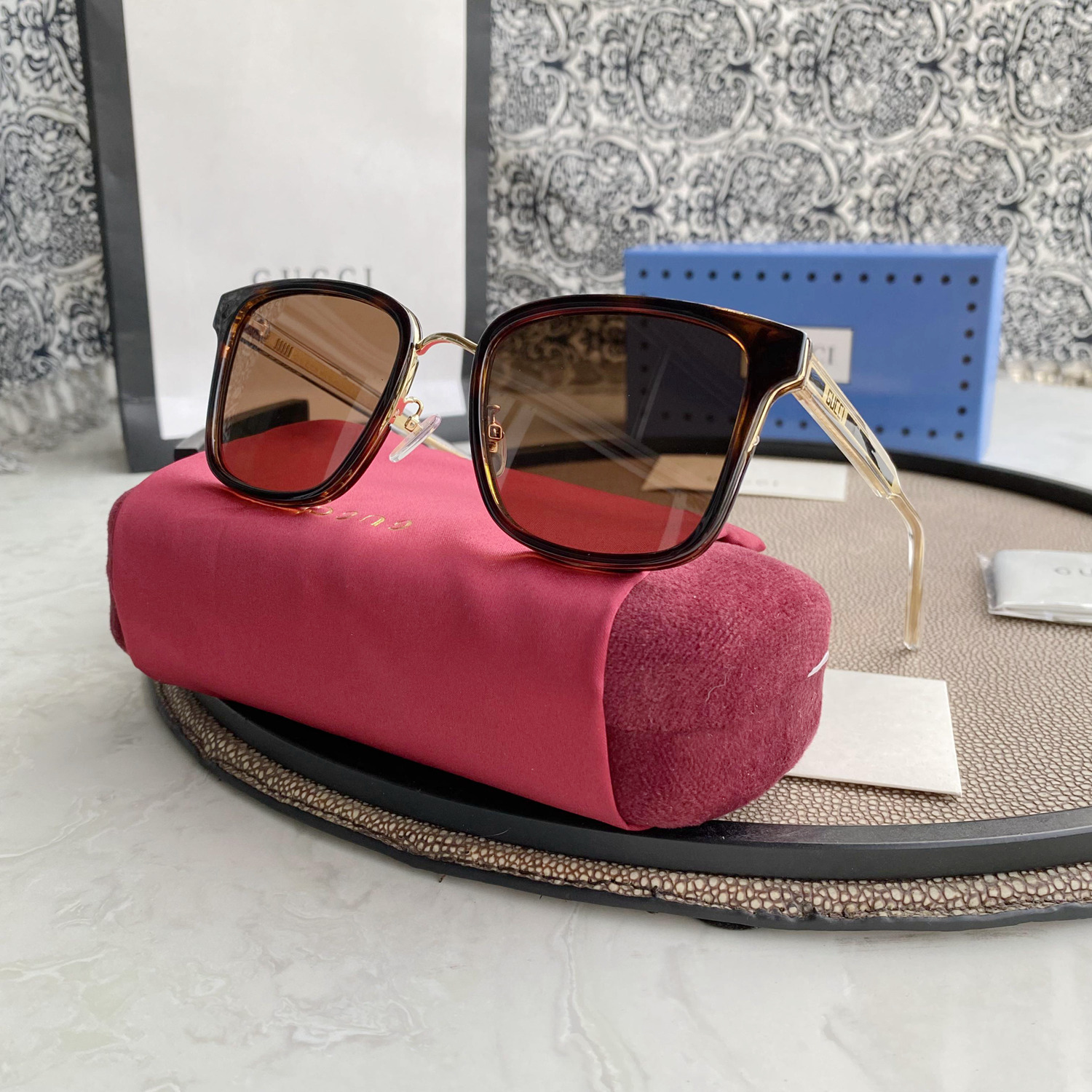 Gucci Eyewear square tinted sunglasses
