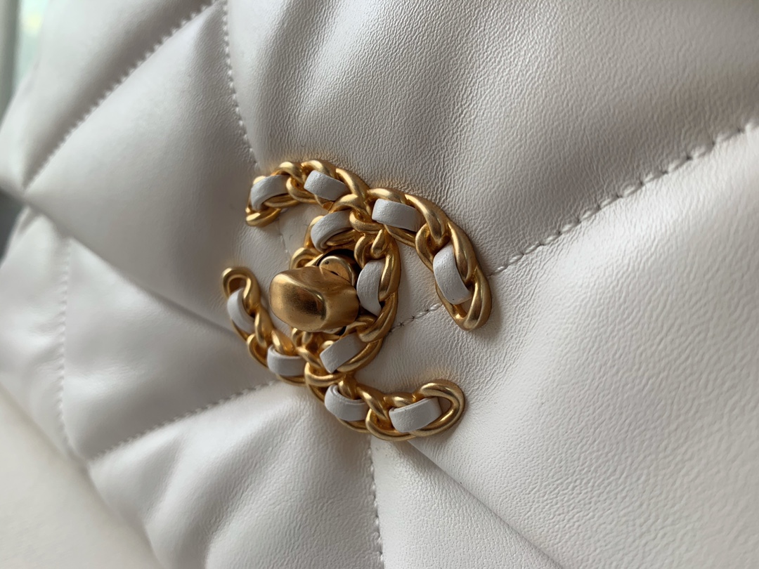 Chanel 19 medium