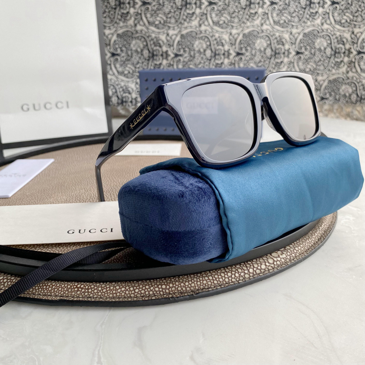 Gucci acetate sunglasses with logo