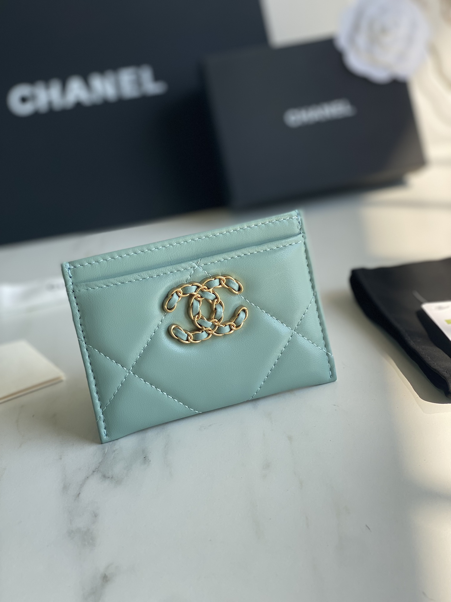 CHANEL 19 CARD HOLDER