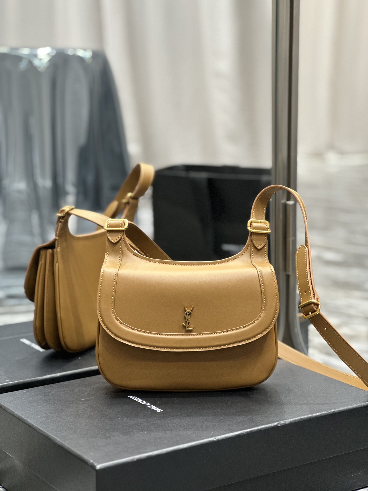 CHARLIE MEDIUM SHOULDER BAG IN SMOOTH LEATHER