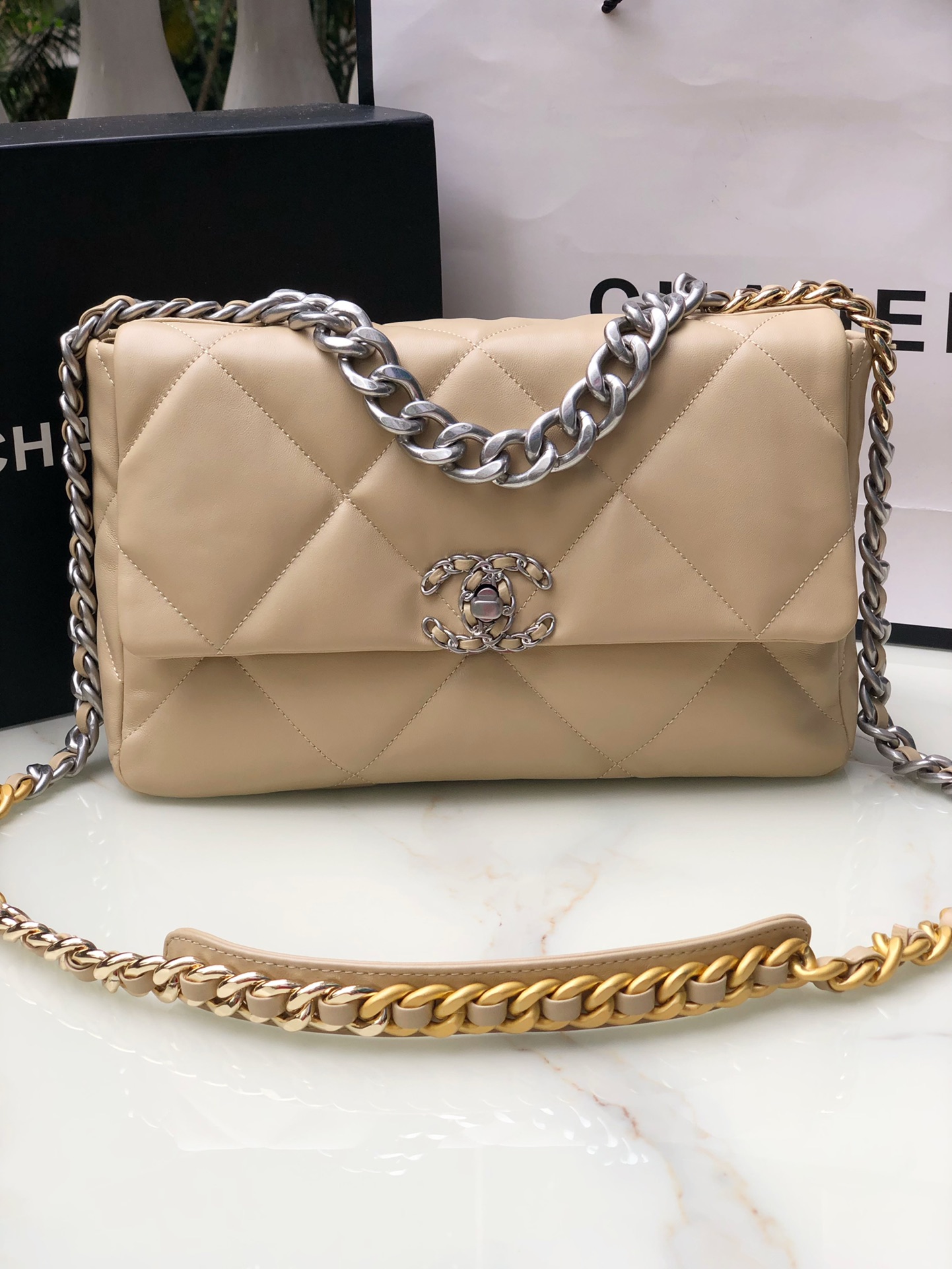 Chanel 19 medium