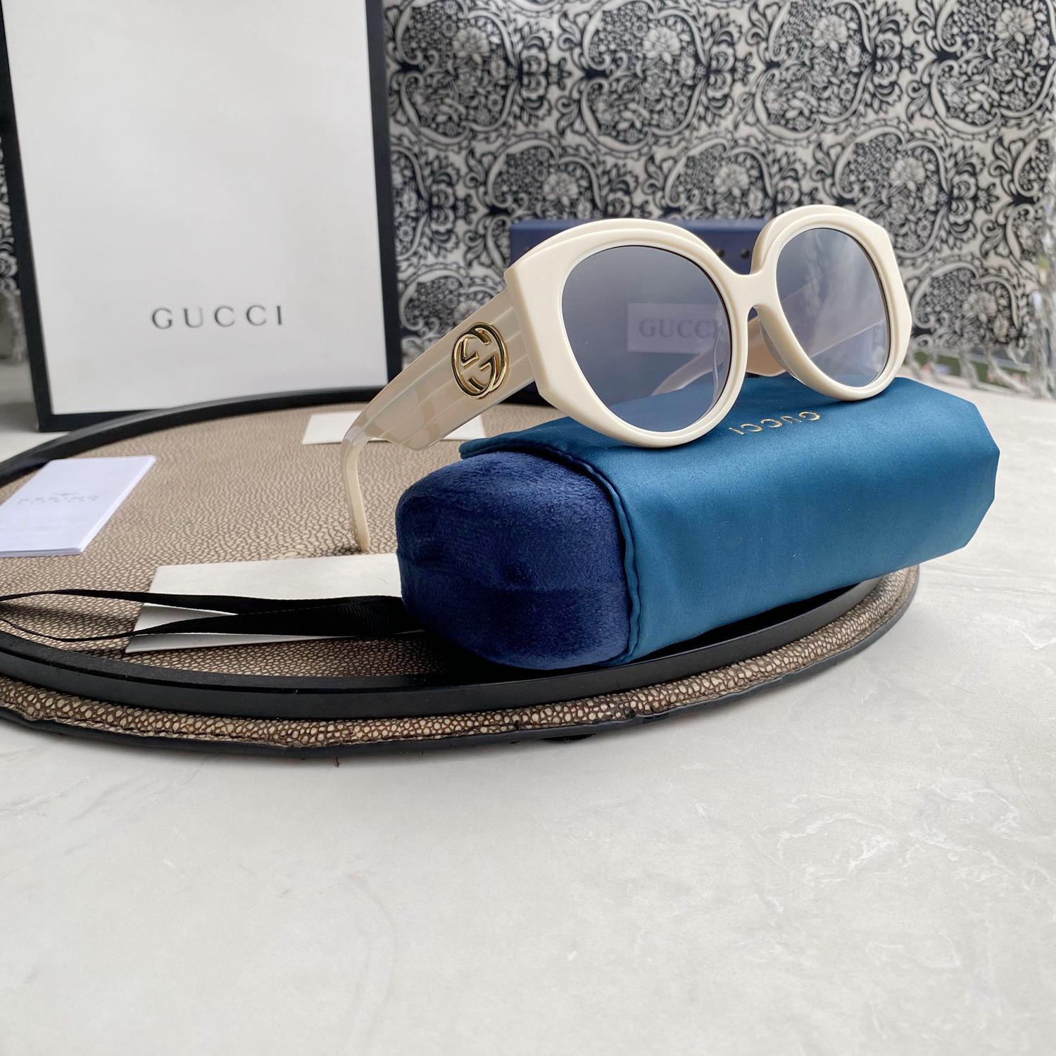 OVERSIZED ROUND SUNGLASSES