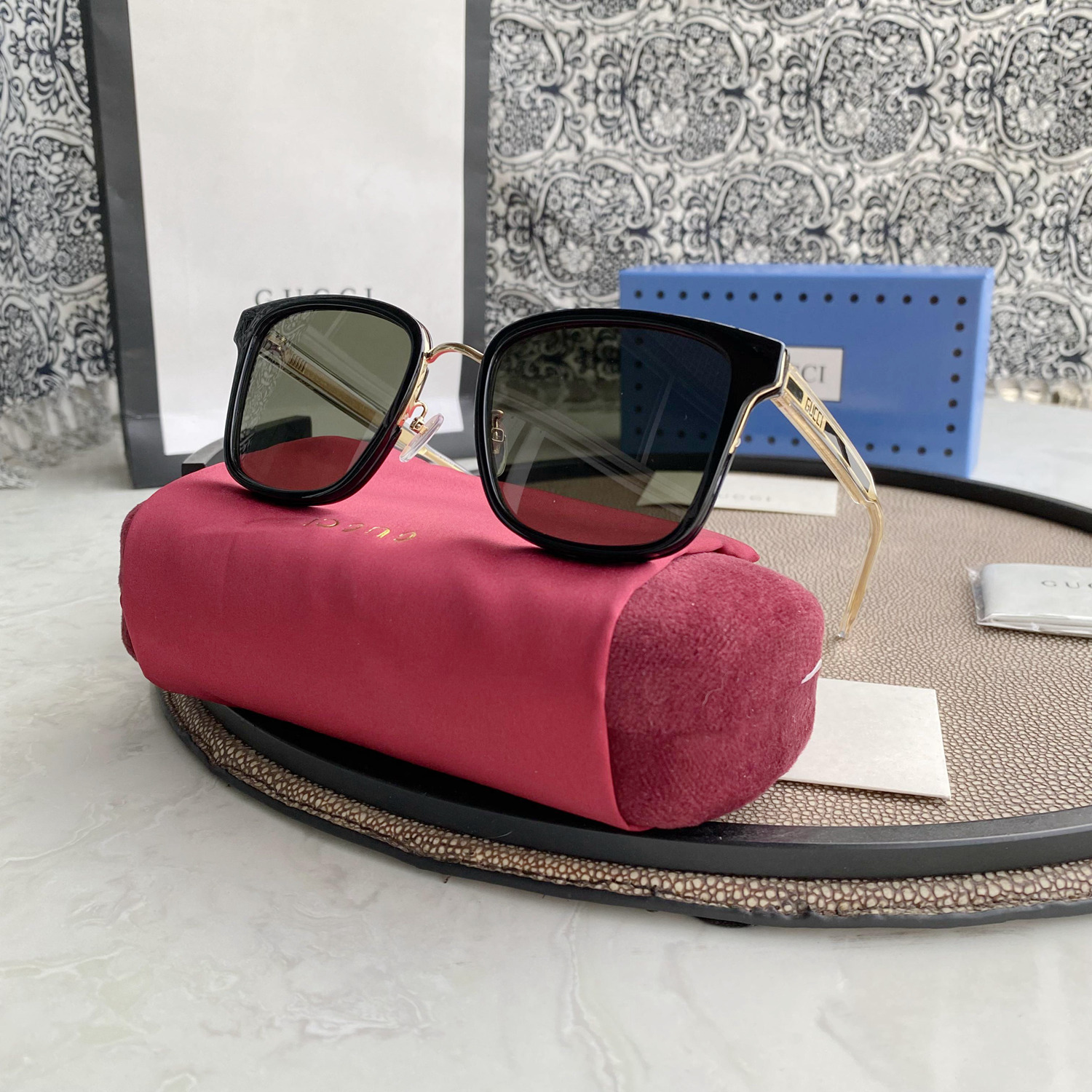 Gucci Eyewear square tinted sunglasses